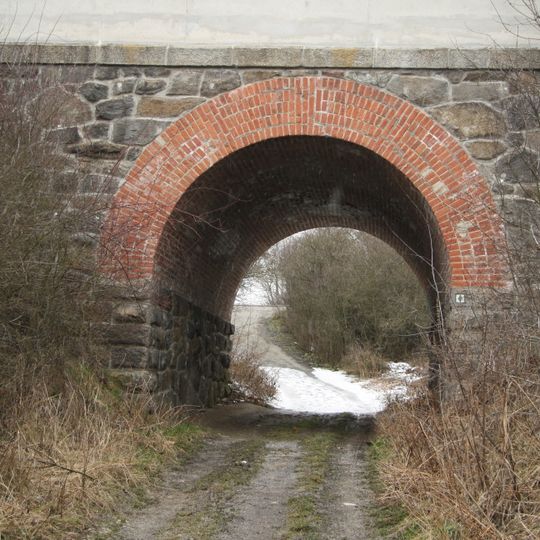 Železniční most přes cestu u zahrádkářské kolonie Borovina Pod Tratí