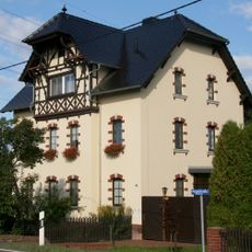 Villa mit drei Nebengebäuden Hauptstraße 40