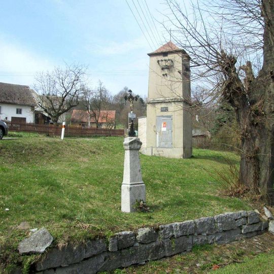 Kříž v Myslívu u transformátoru