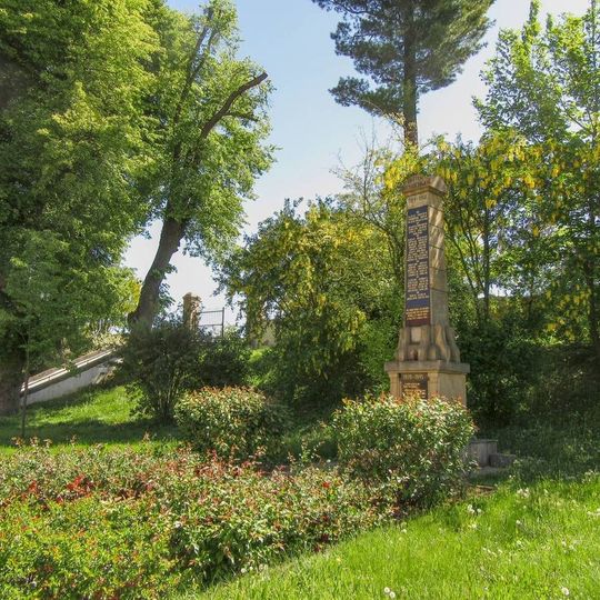 Pomník padlým v Morkovicích před hřbitovem