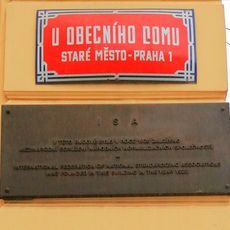 Pamětní deska založení Mezinárodního sdružení národních normalizačních společností v Praze