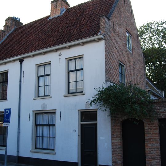 Pand onder een dak met het nr 36