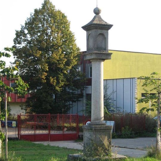 Sloupová výklenková kaplička při silnici ve východní části Nové Bystřice