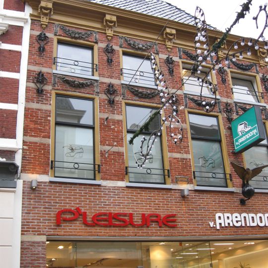 Dubbel pand met versierde gevel en lijst