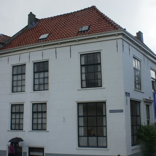 Pand met witgepleisterde lijstgevel van oorsprong 17e eeuw