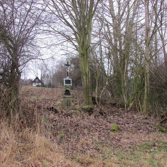 Kříž na západním okraji Chválova u chatek