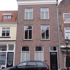 Huis met schilddak en eenvoudige 19e-eeuwse lijstgevel. Nog geheel woonhuis