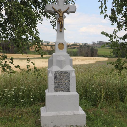 Kříž u cesty jižně od Chlumu