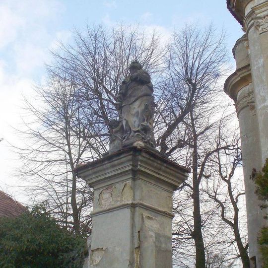 Socha svatého Petra vlevo u brány ke kostelu v Chcebuzi