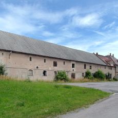 Stallgebäude und Inspektorenhaus