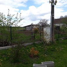 Kříž v Hrutově na zahradě