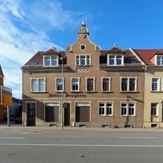 Wohnhaus mit Ladeneinbau in halboffener Bebauung Hoyerswerdaer Straße 63