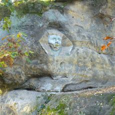 Skalní reliéf Sfinga u lesní cesty východně od Ješovic