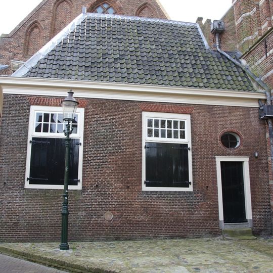 Eenvoudige woning onder zadeldak met toppilaster ter halverwege