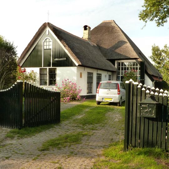Boerderij, ten oosten van de schilderweg