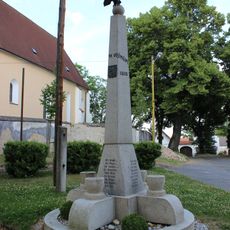 Pomník padlým v 1. sv. válce u farního úřadu v Keblově