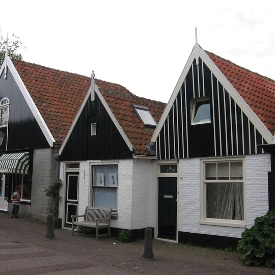 Eenvoudig pandje met houten top met makelaar