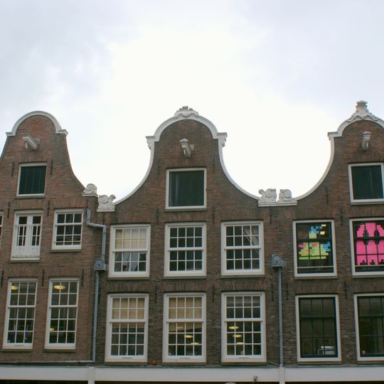 Pand met gevel onder klokvormige beëindiging met rollagen