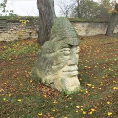 Kamenná plastika v Sokolském parku v Dolním Slivně