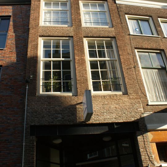 Pand met verkropte lijstgevel