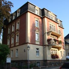 Mietshaus in offener Bebauung mit Einfriedung