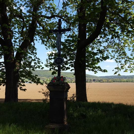 Kříž u silnice mezi Skřiplí a Osovem