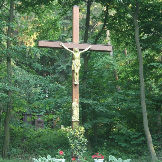 Dřevěný kříž v lese v Dešově