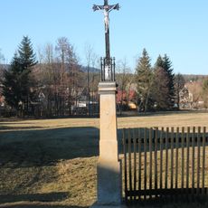 Kříž u potoka u hlavní silnice v Bohutíně