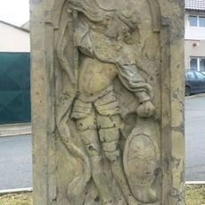 Socha u obecního úřadu v Kozomíně