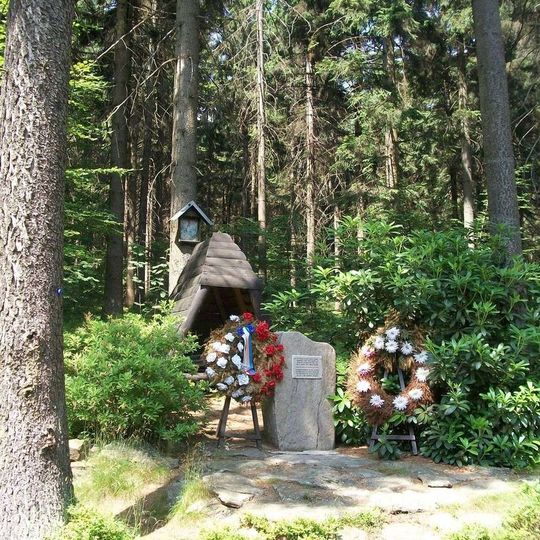 Památník západně od Dílů