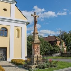 Kříž v Dolní Libině před kaplí