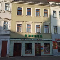 Wohnhaus in geschlossener Bebauung sowie Seiten- und Rückgebäude Markt 2