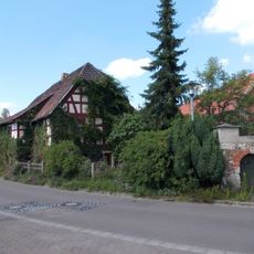 Wohnhaus, Toranlage (Toreinfahrt und Pforte) und Vorgarten-Einfriedung eines Dreiseithofes Dahlitzsch 1