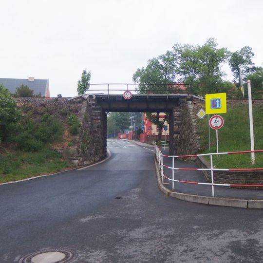 Železniční most přes Sukovu ulici v Kadani