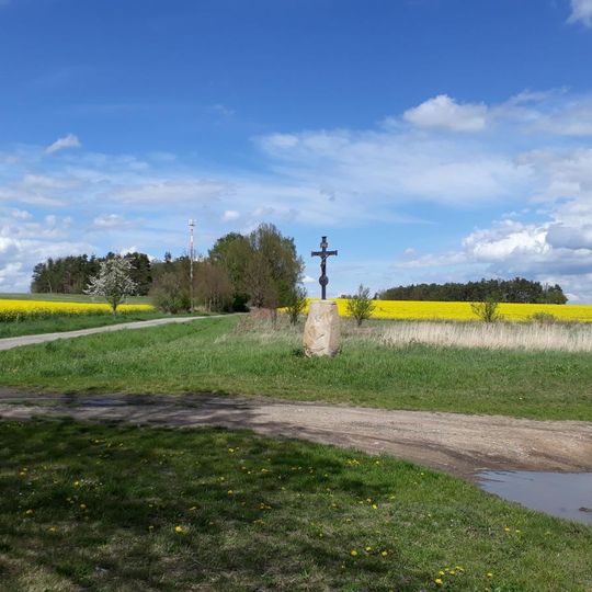 Kříž východně od Horních Slověnic u rozcestí