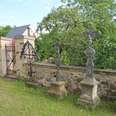 Kříže uvnitř ohradní zdi kostela v Zubrnicích