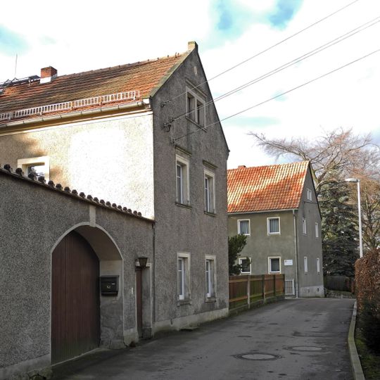 Wohnstallhaus eines Bauernhofes sowie Hofmauer mit Torbogen und Pforte Am Rundling 8
