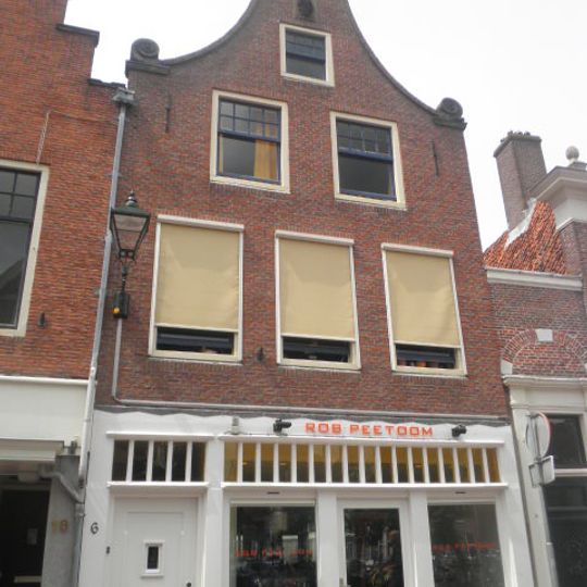 Pand met klokgevel, natuurstenen aanzetvoluten, gevelsteen