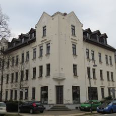 Mietshaus in halboffener Bebauung in Ecklage mit Laden und Vorgarten Bodelschwinghstraße 23