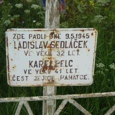 Pomník padlým 9.5.1945 u silnice severně od Lužce nad Vltavou