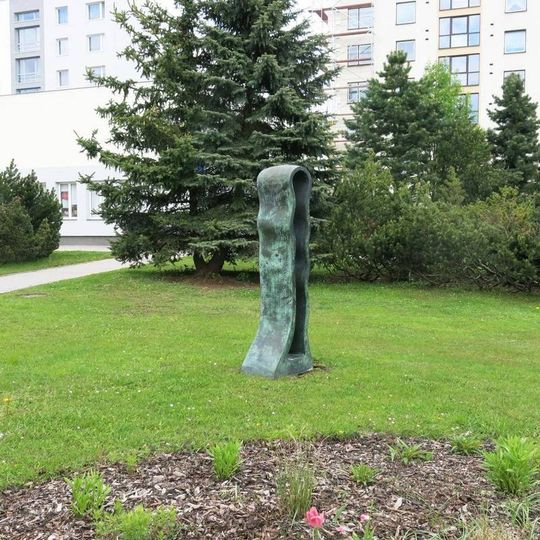 Kovová plastika Nehmatatelná postava na Komenského náměstí v Novém Městě na Moravě