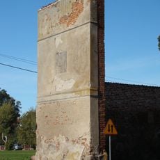 Mury obronne (pozostałości obok kościoła)