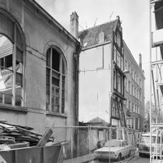 Pand met tot puntgevel gewijzigde gevel op originele puibalk en met drie oeils-de-boeuf