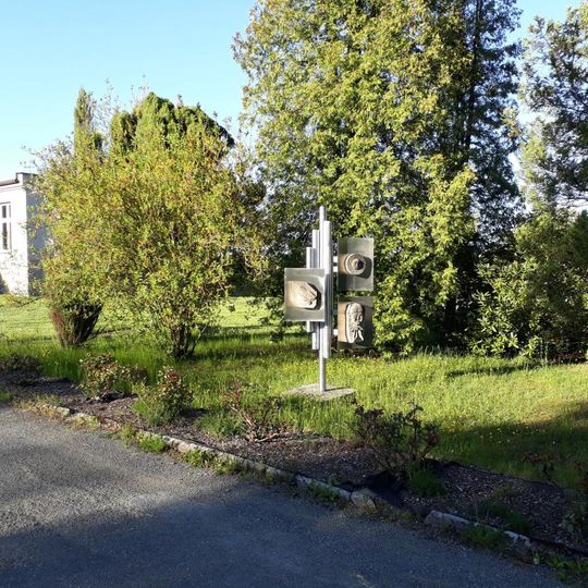 Plastika v Dobříči u školy