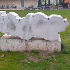 Plastika v areálu FIT v Králově Poli