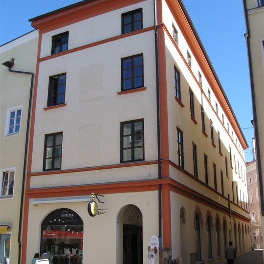 Wohn- und Geschäftshaus